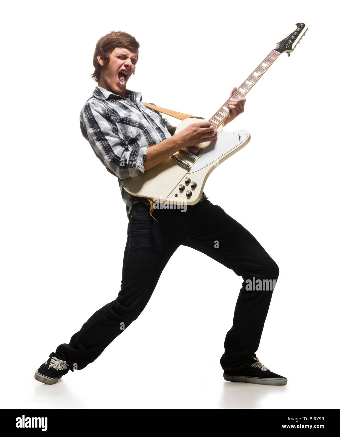 Junger Mann spielt e-Gitarre, schreien Stockfoto