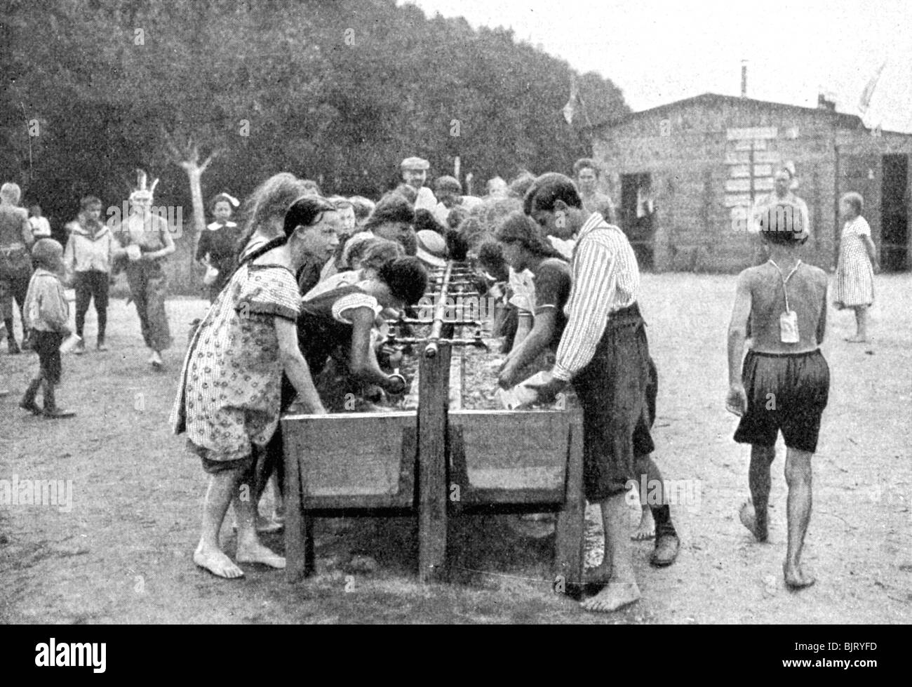 Waschmaschine bei einem Jugendlichen Sommer Ferienlager, Deutschland, 1922 Künstler: Otto Haeckel Stockfoto