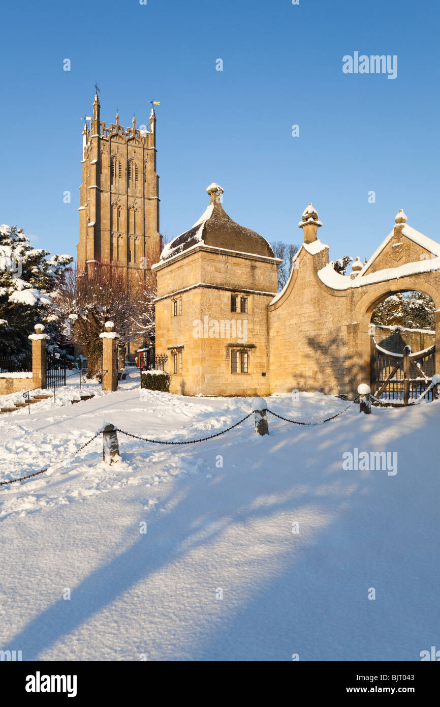 Winterschnee auf der St. James Kirche und den Jacobean Lodges in der Cotswold Stadt Chipping Campden, Gloucestershire, Großbritannien Stockfoto