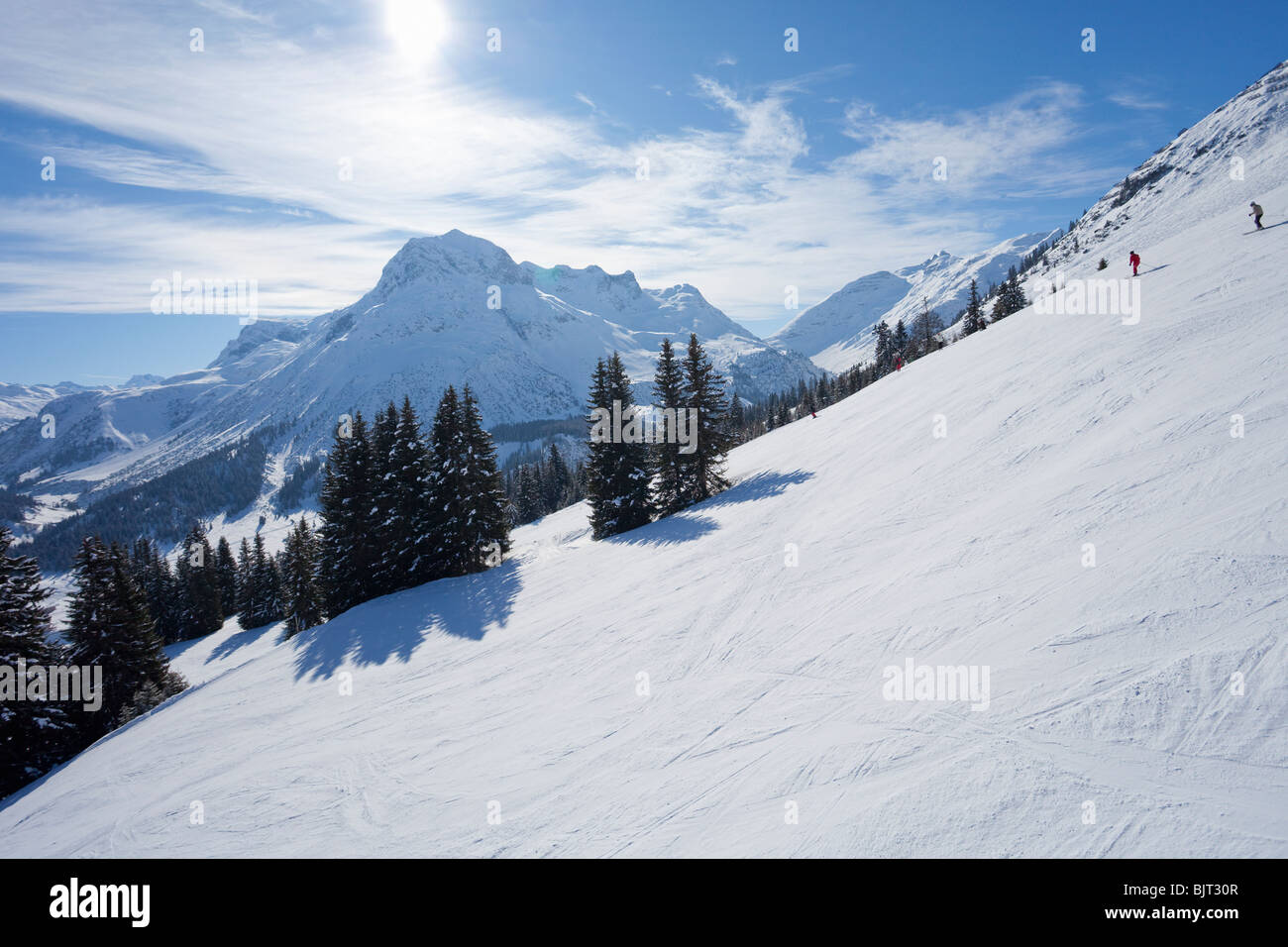 Skifahrer, Skifahren auf Piste am Lech in der Nähe von Saint St. Anton am Arlberg im Winterschnee Österreichische Alpen-Österreich-Europa Stockfoto