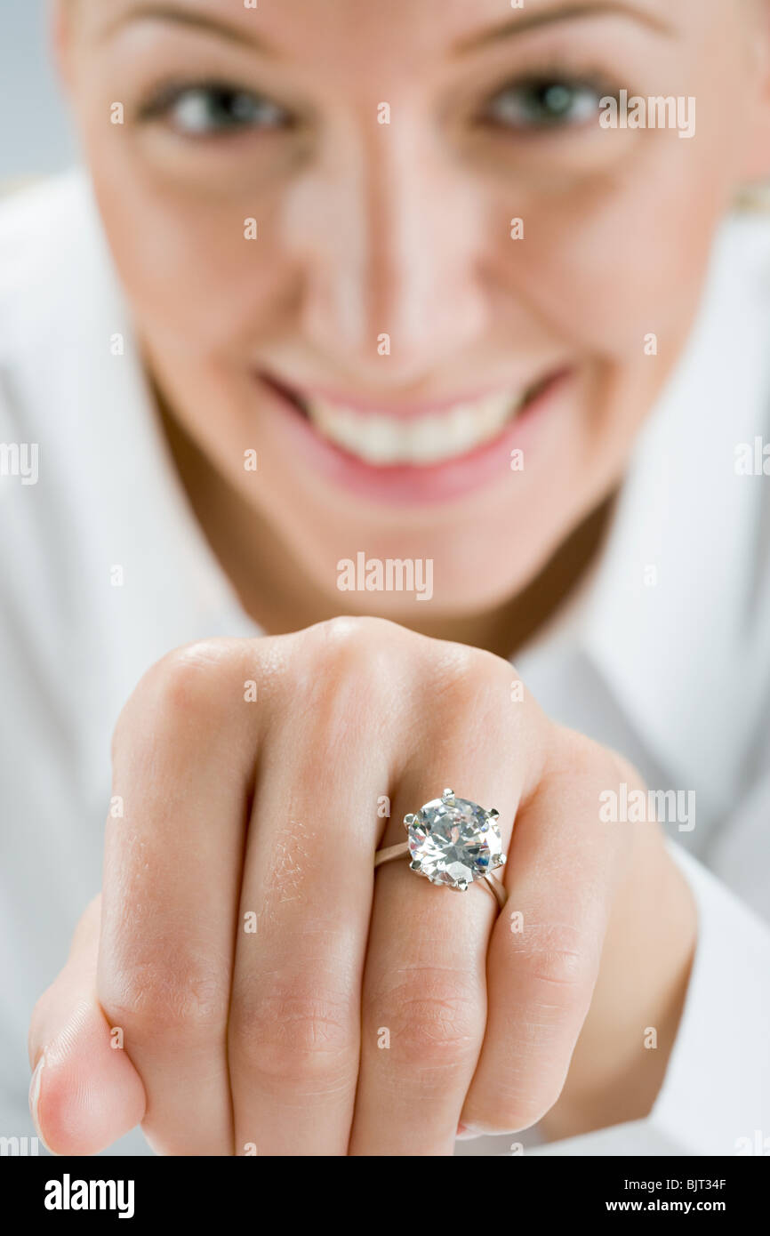 Eine Frau trägt einen Verlobungsring Stockfoto