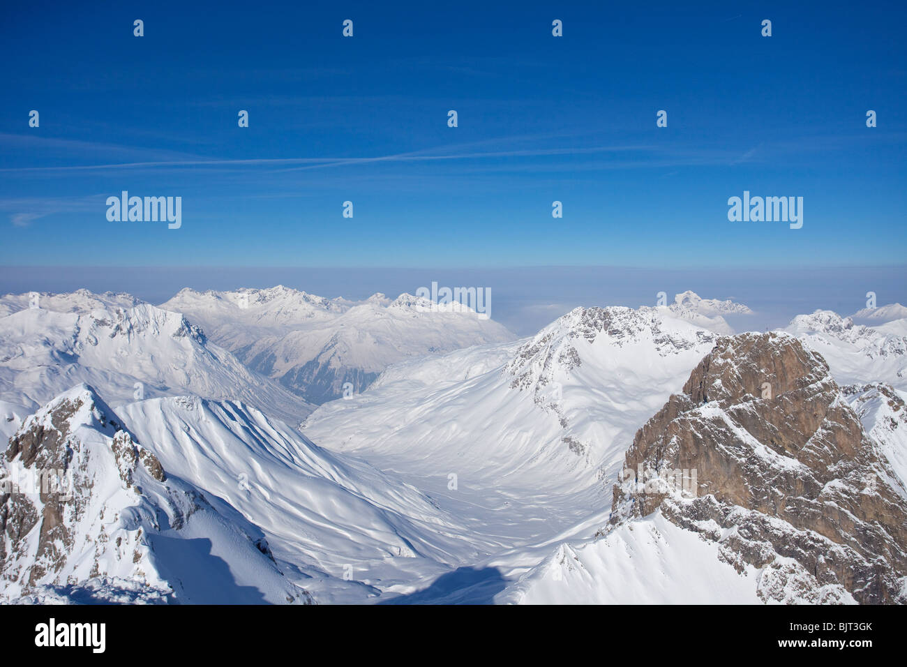 Blick vom Gipfel der Valluga in Saint St. Anton am Arlberg im Winterschnee Österreichische Alpen-Österreich-Europa Stockfoto