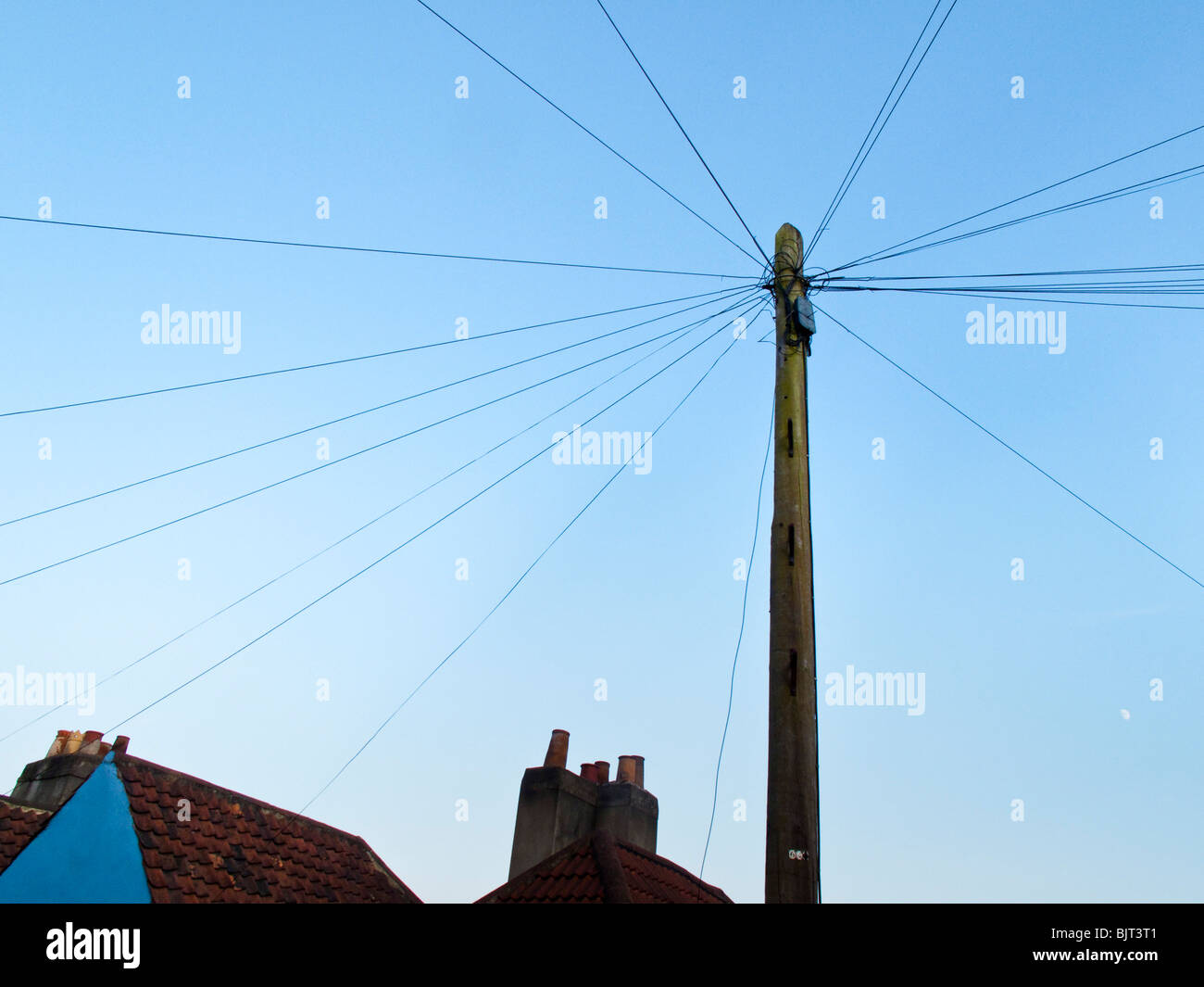 Telegrafenmast mit Drähten im Vorort Straße Stockfoto