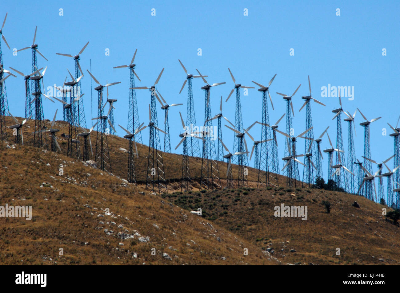 Windkraftanlagen im Windpark Tehachapi (2. größte in der Welt) an Sonnenuntergang, Tehachapi Mountains, Kalifornien Stockfoto