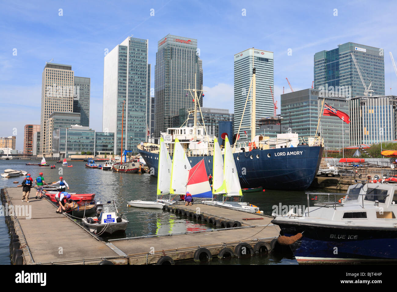 Canary Wharf - Segeln am West India Dock - London-Scout-Projekt. Stockfoto