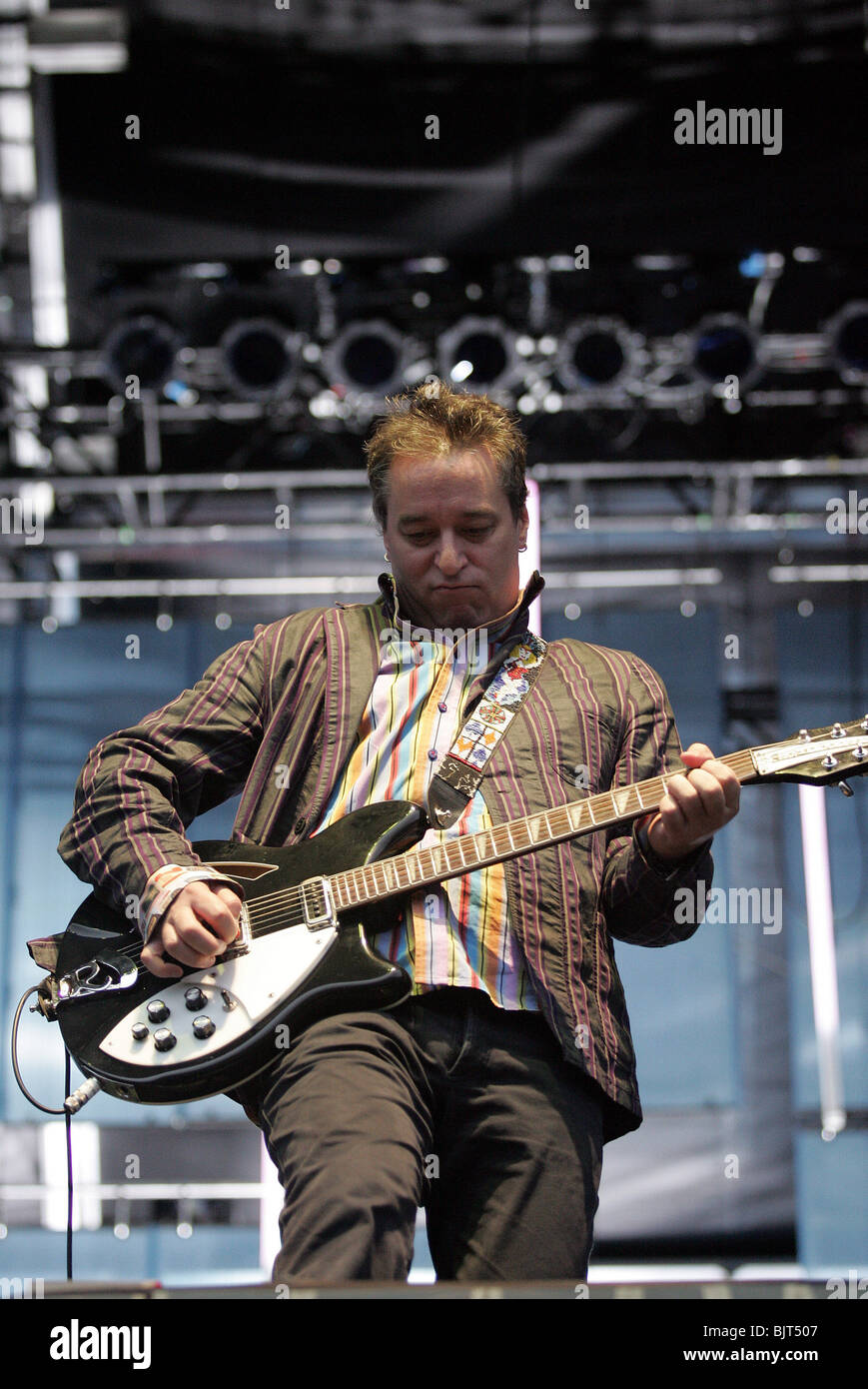 PETER BUCK R.E.M Konzert Rumpf KC STADIUM 5. Juli 2005 Stockfoto