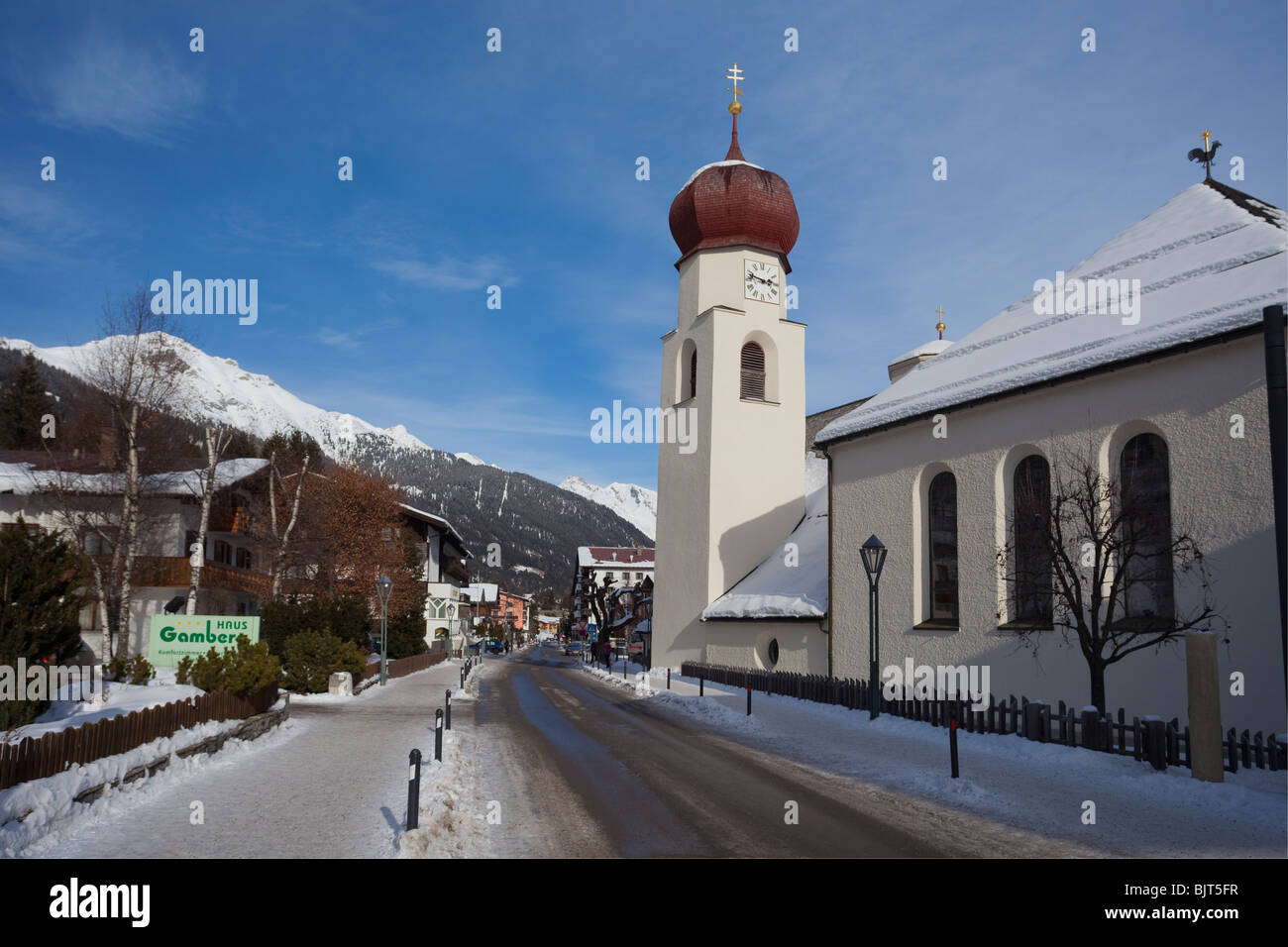 Stadtzentrum und Kirche im Winterschnee St Saint Anton am Arlberg Tirol Österreichische Alpen Österreich Europa Stockfoto
