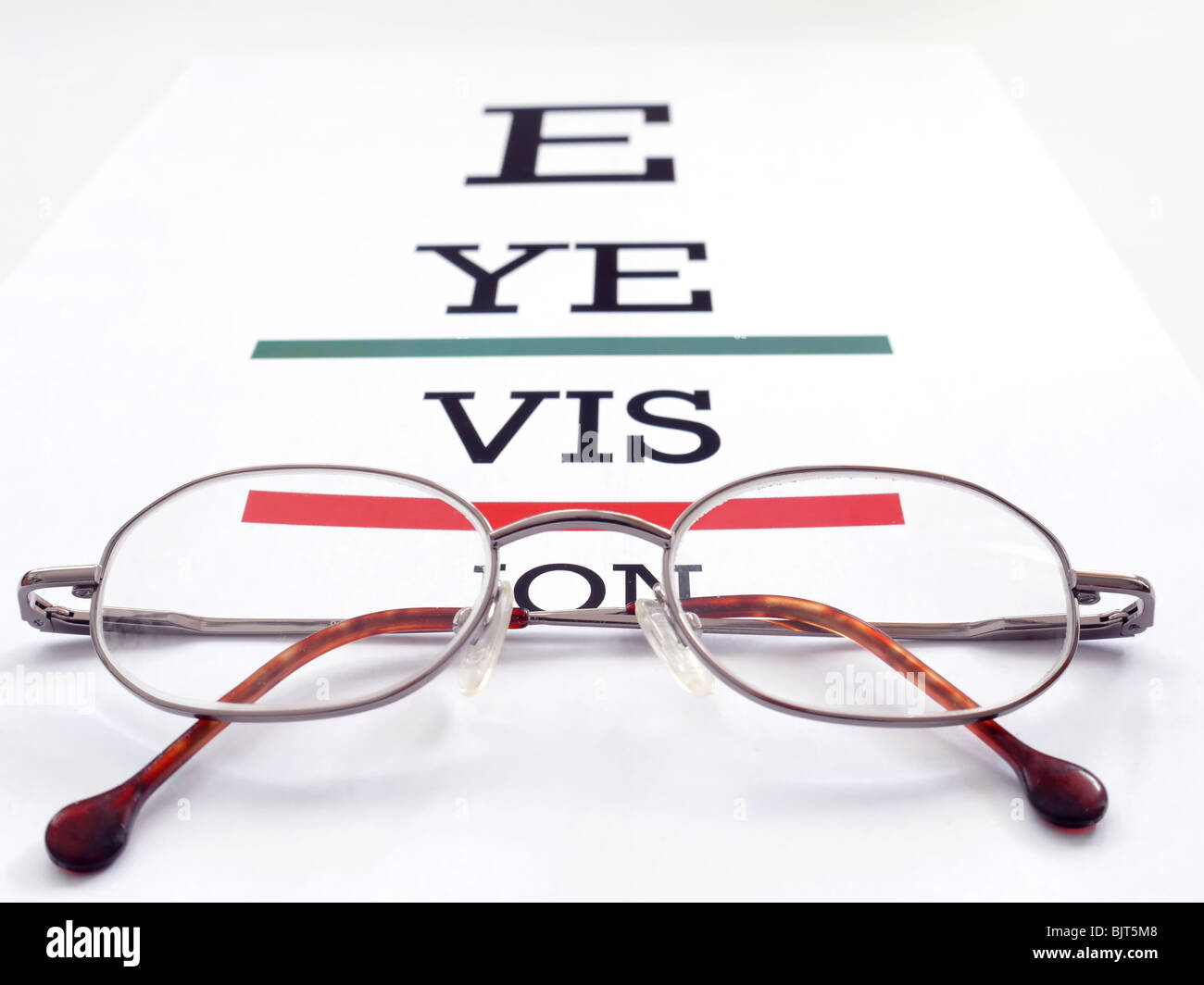Brillen auf konzeptionelle Sehtafel Prüfung Rechtschreibung Eye Vision gelegt Stockfoto