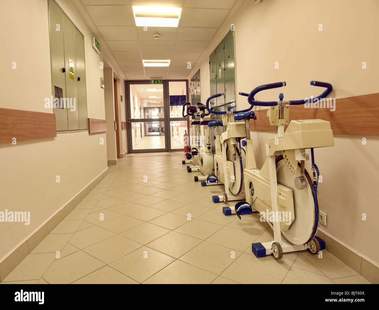 Krankenhausflur mit Rehabilitationsgeräten Stockfoto