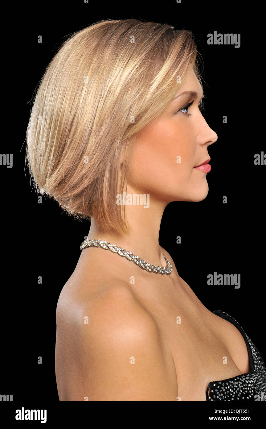 Profil der jungen Frau im Abendkleid auf schwarzem Hintergrund isoliert Stockfoto