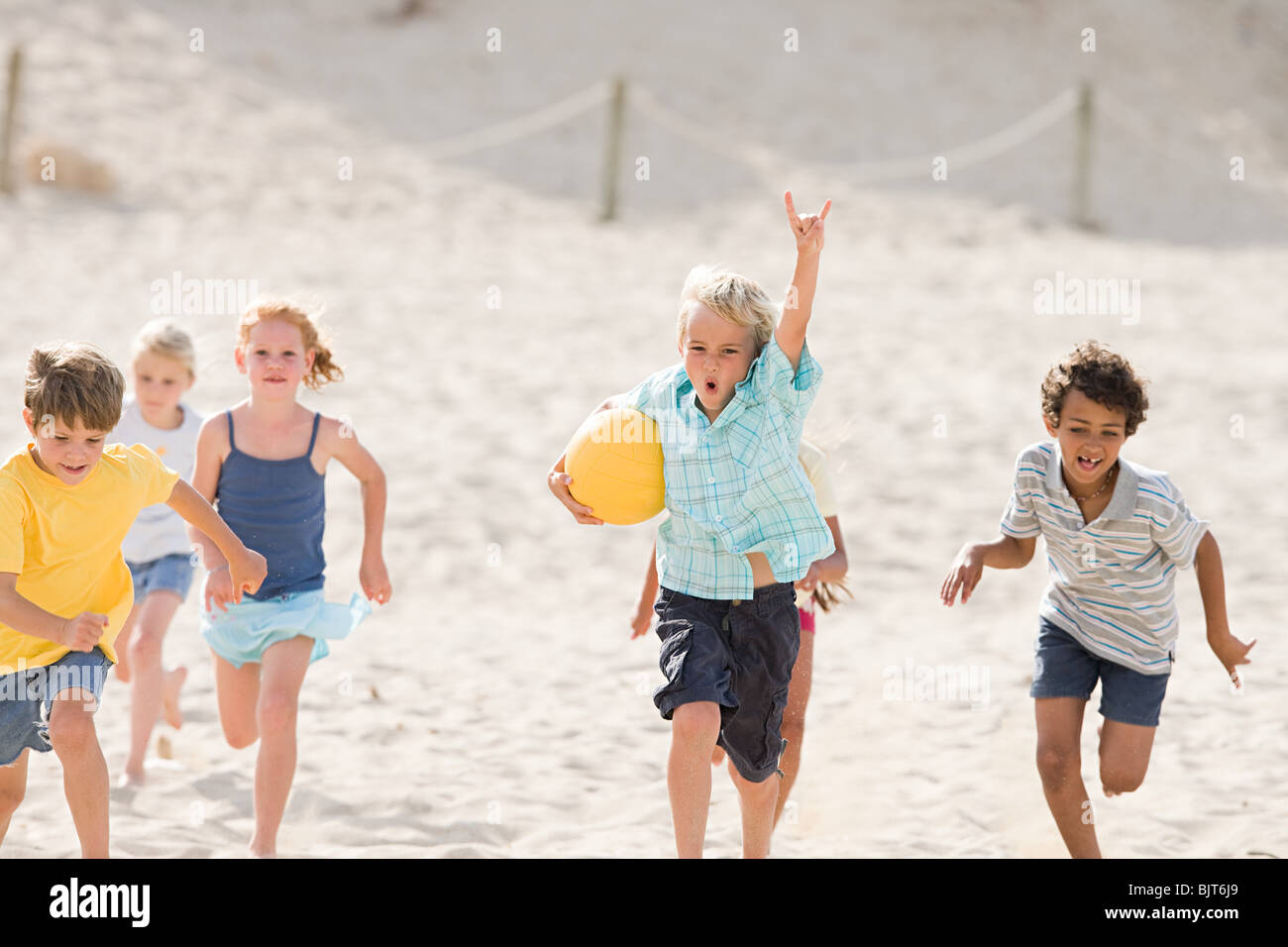 Kinder laufen über Strand Stockfoto