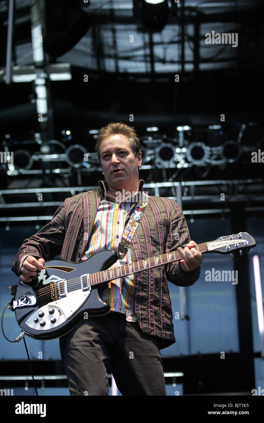 PETER BUCK R.E.M Konzert Rumpf KC STADIUM 5. Juli 2005 Stockfoto