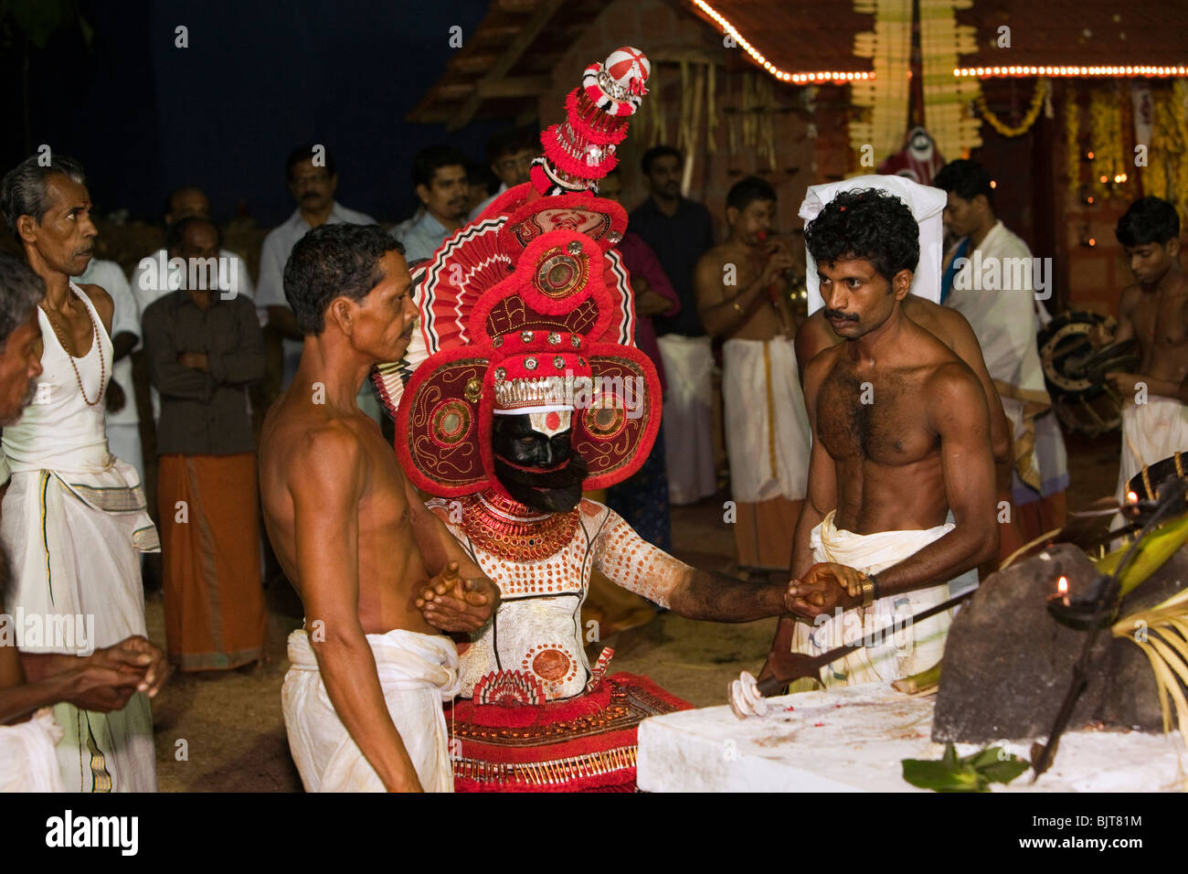 Indien, Kerala, Cannanore (Kannur), Theyyam alten Pre hinduistische Volkskunst Ritual, Malakkari schwarze konfrontiert Gott mit Anhänger Stockfoto