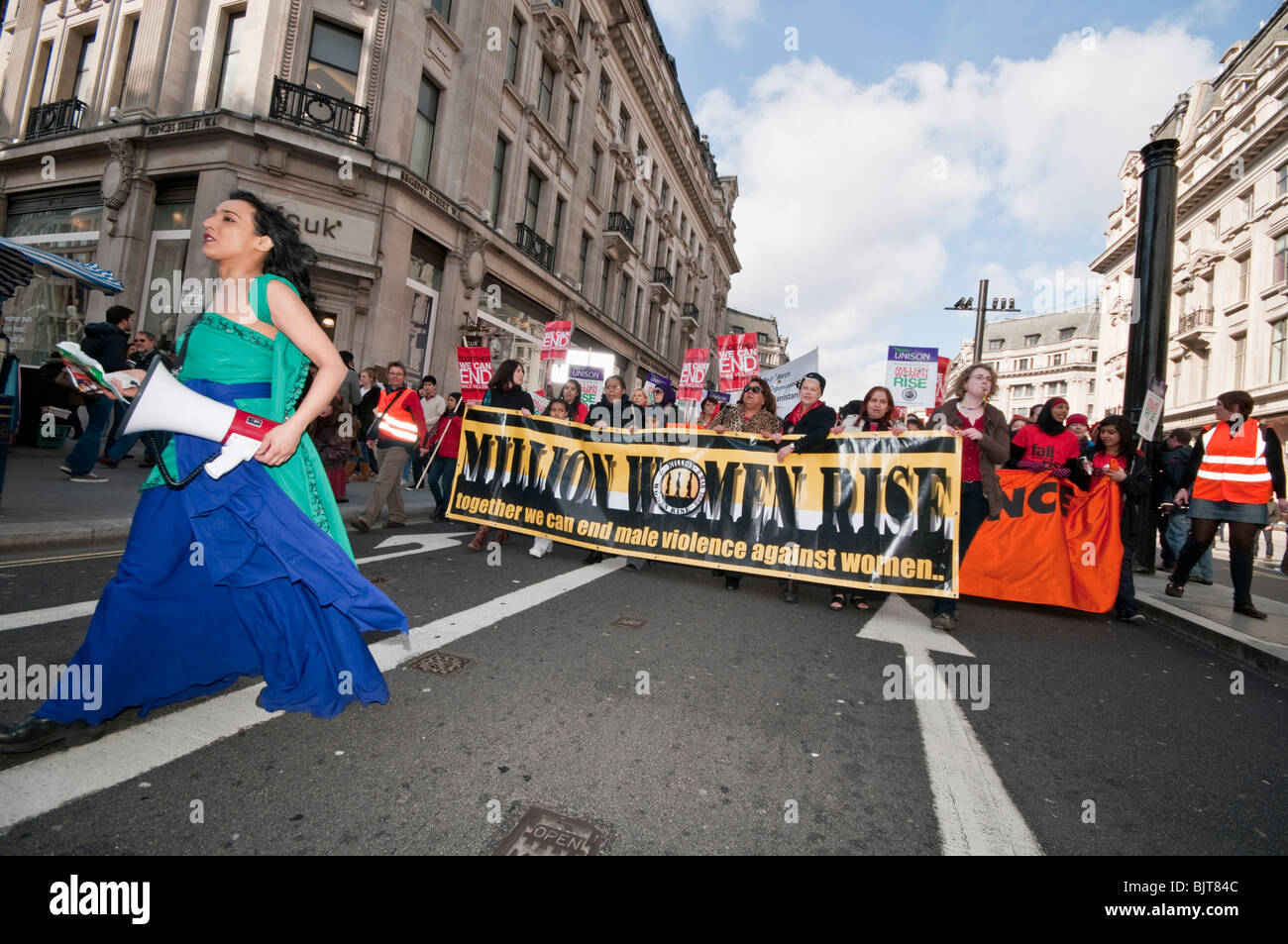 "Millionen Frauen Rise" Kampagne und März durch die Londoner wurde entwickelt, um mit "Internationaler Frauentag" zusammenfallen. Stockfoto