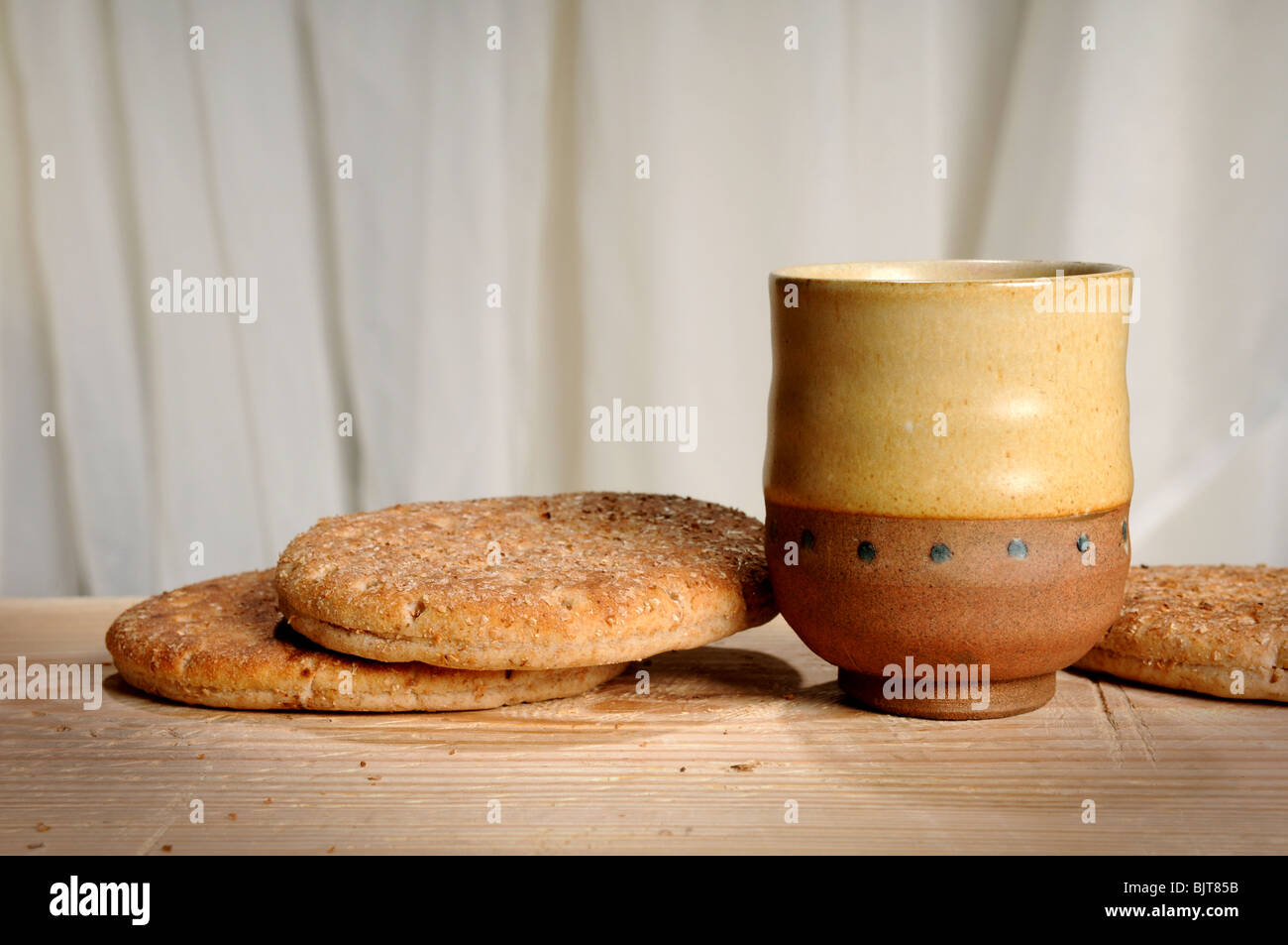Brot und Kelch Wein, Symbole der Kommunion auf Holztisch Stockfoto