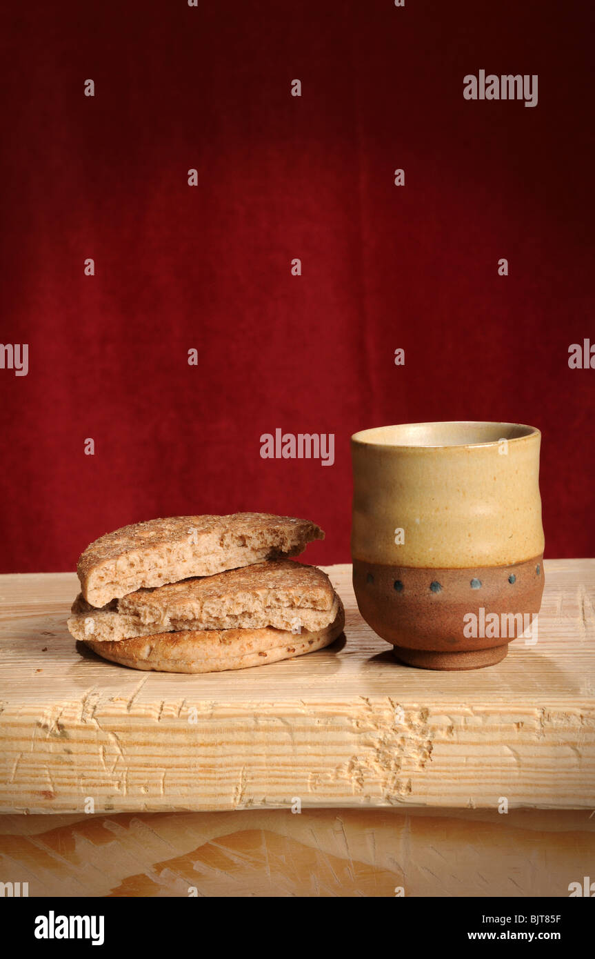 Brot und Wein Zeichen der Gemeinschaft mit roten Tuch im Hintergrund Stockfoto