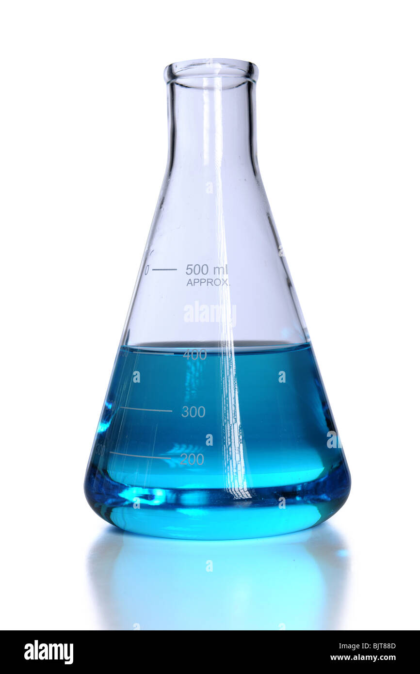 Flasche mit blauer Flüssigkeit isoliert auf weißem Hintergrund Stockfoto