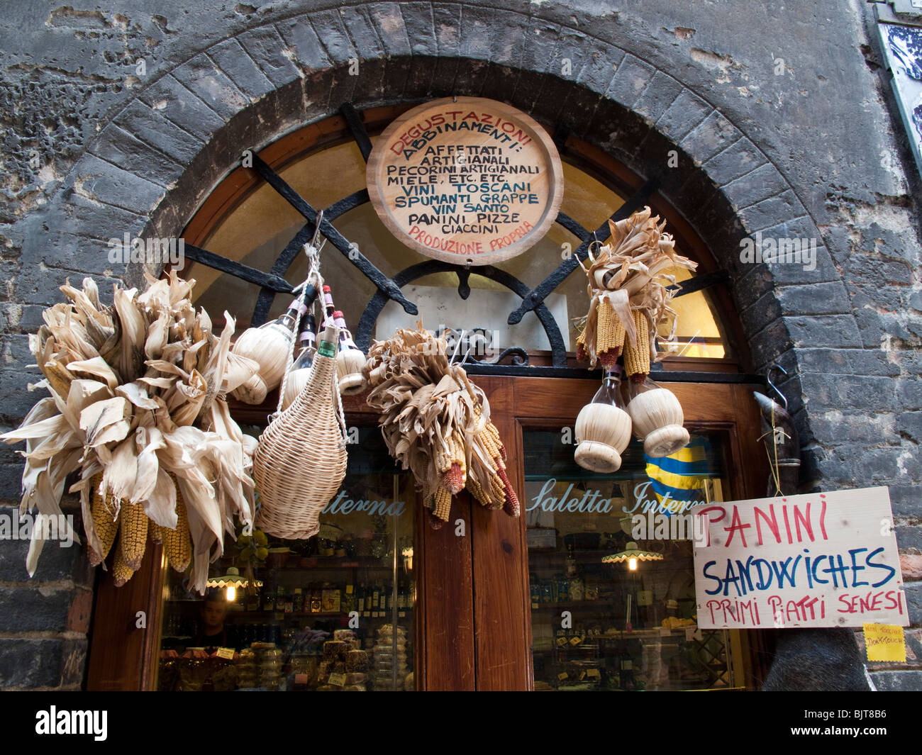 Kleines Lebensmittelgeschäft (Alimentari) in Siena, Italien Stockfoto