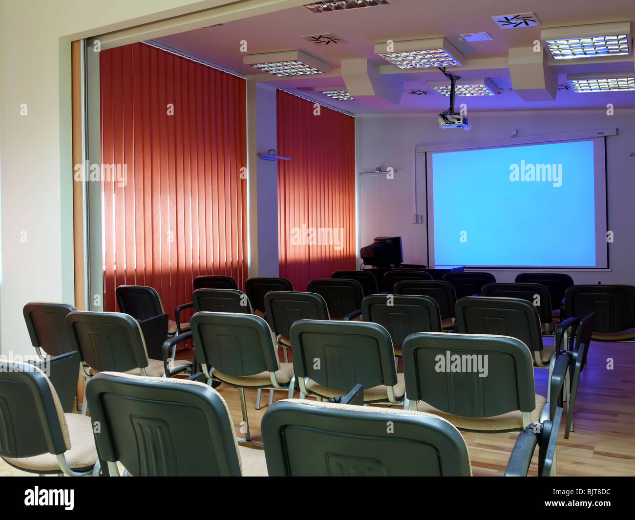 Leeren Konferenzraum mit leeren Leinwand Stockfoto
