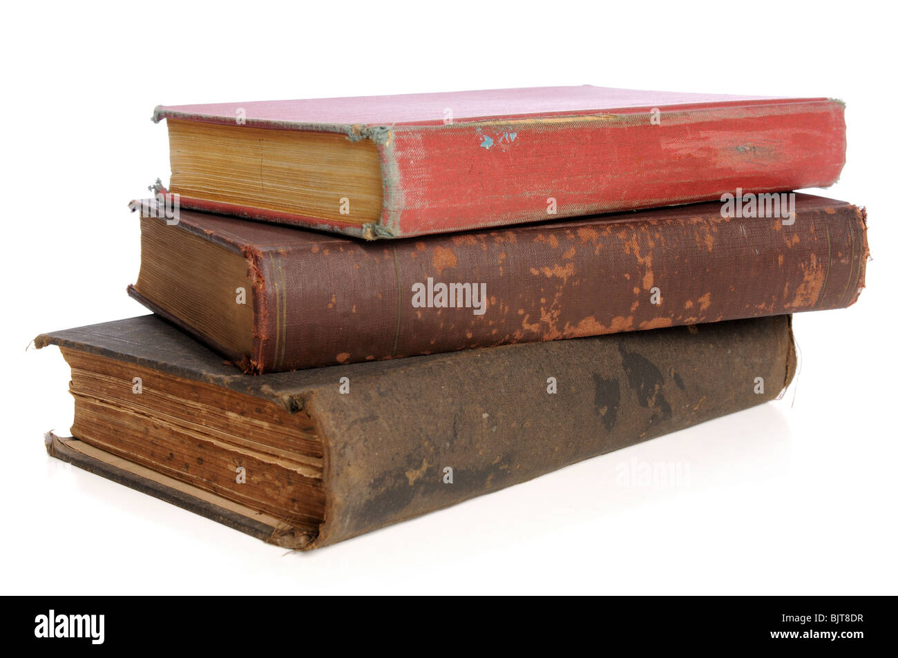 Alte Bücher gestapelt zusammen auf weißem Hintergrund Stockfoto