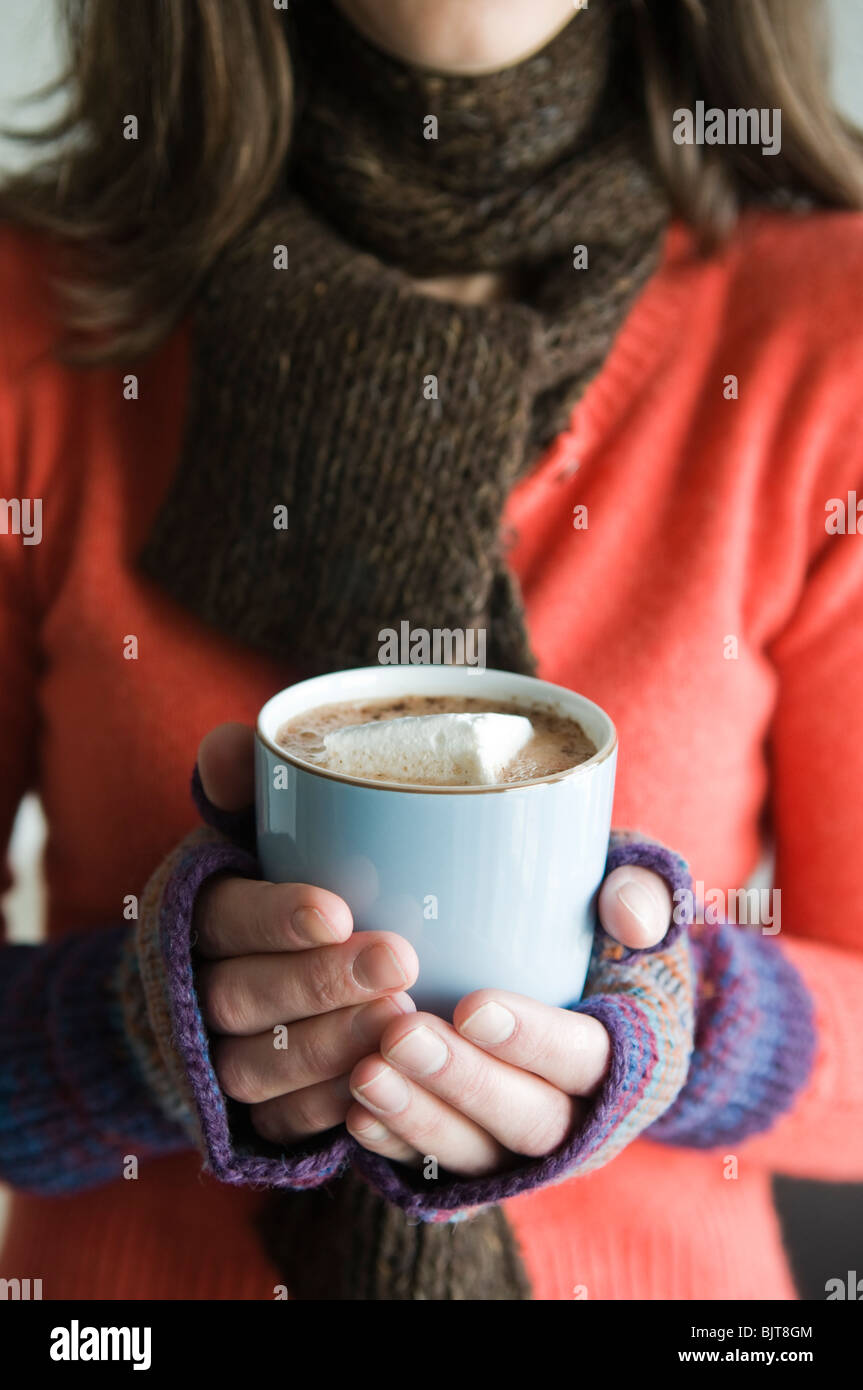 Frau mit Tasse heiße Schokolade mit Schaumzucker Stockfoto