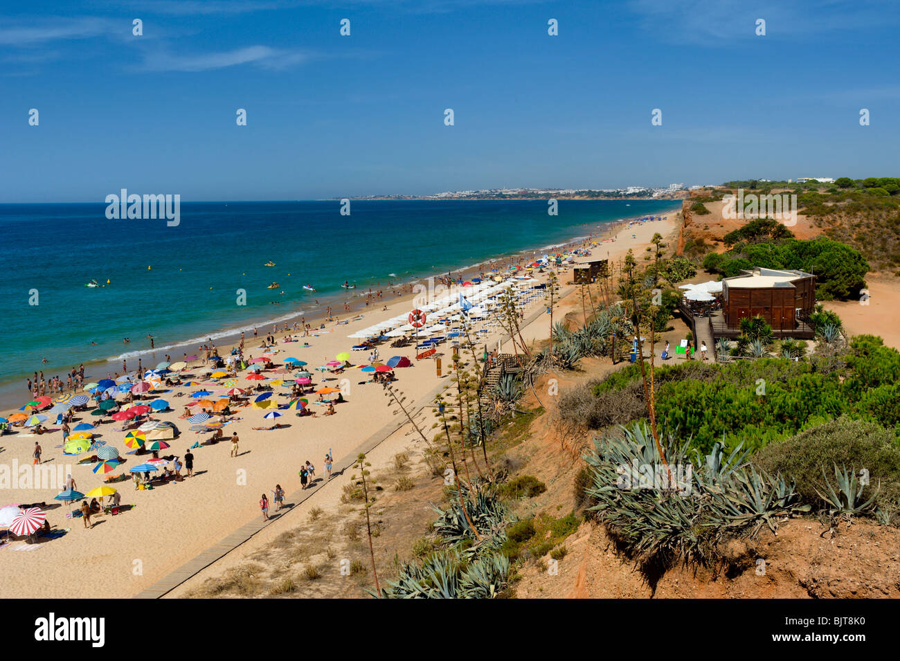 Portugal, Algarve, Praia da Rocha Baixinha Strand in der Nähe von Vilamoura im Sommer Stockfoto