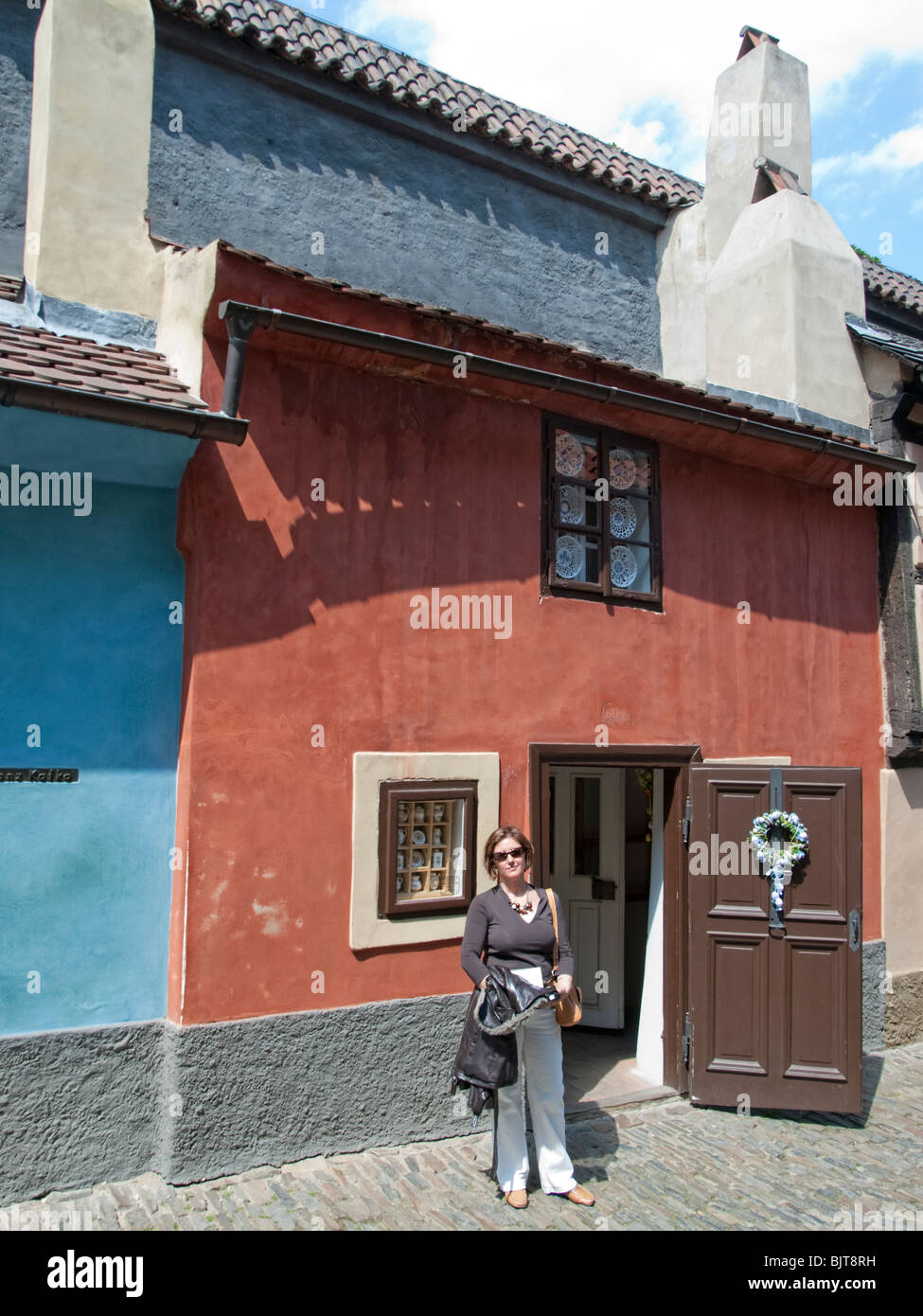 Touristen vor kleinen Haus am Golden Lane (Zlata Ulicka) in Prag Stockfoto