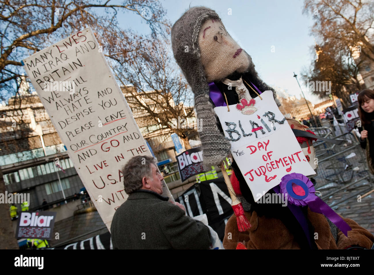 Demonstranten versammeln sich vor, wie Tony Blair die Chilcot-Untersuchung besucht aber ein niedriges Profil hält und ist nicht zu sehen Stockfoto