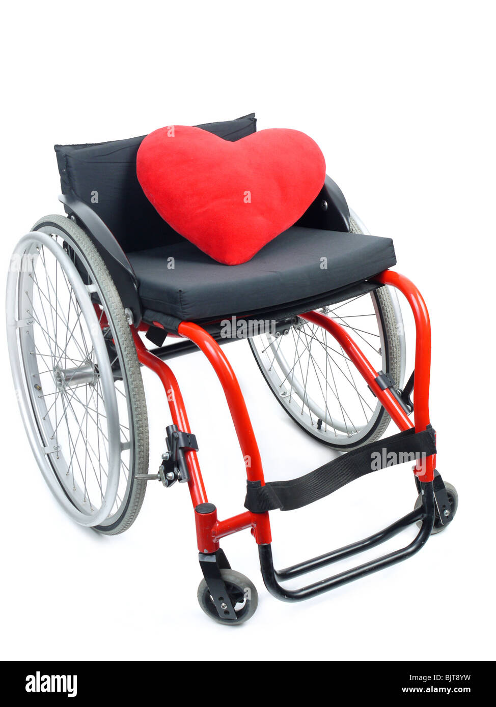 Rotes Herz Kissen auf Rollstuhl isoliert auf weißem Hintergrund Stockfoto
