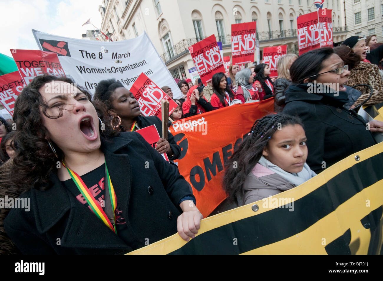 "Millionen Frauen Rise" Kampagne und März durch die Londoner wurde entwickelt, um mit "Internationaler Frauentag" zusammenfallen. Stockfoto