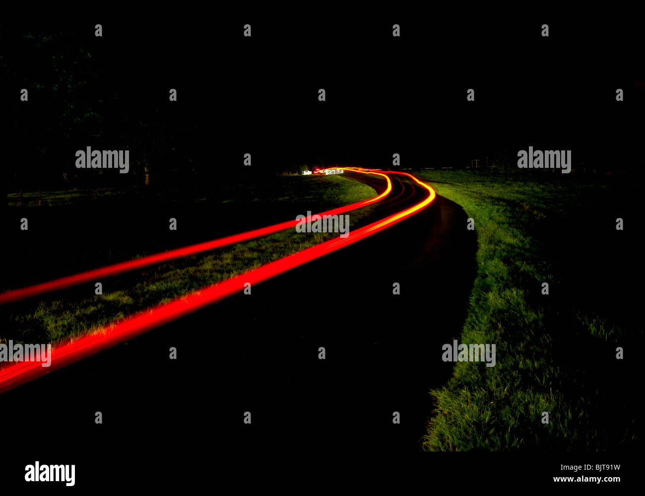 Verschwommen hinteren Autolichter in der Nacht Stockfoto