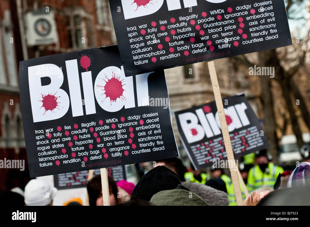 Demonstranten versammeln sich vor, wie Tony Blair die Chilcot-Untersuchung besucht aber ein niedriges Profil hält und ist nicht zu sehen Stockfoto