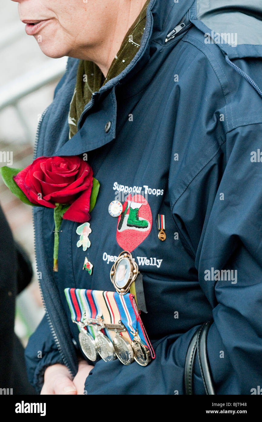 Eine trauernde Theresa Evans im Gespräch mit der Presse nach dem Besuch von Tony Blair die Chilcot-Untersuchung teilnehmen Stockfoto