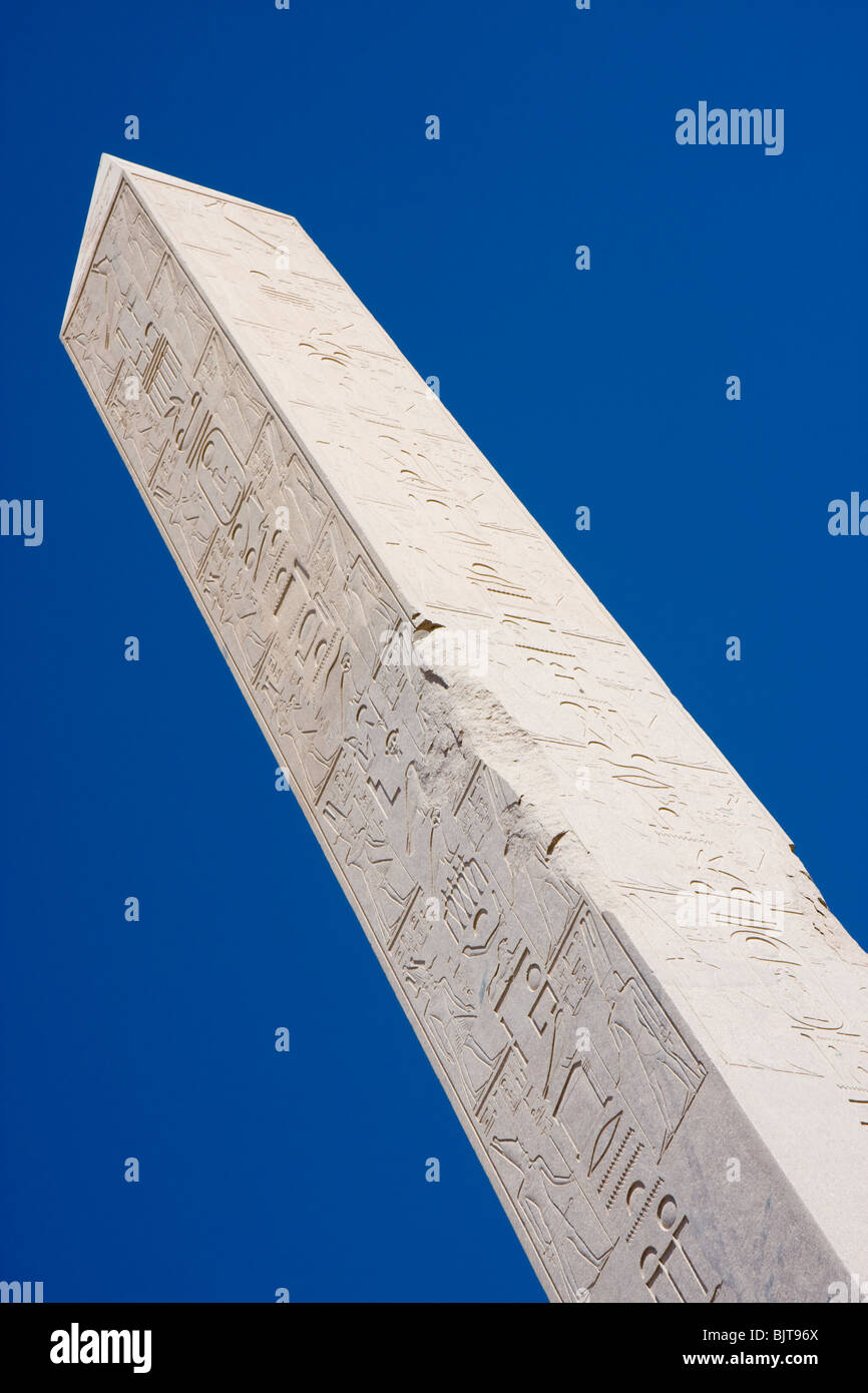 Nach oben auf einem Obelisken in Karnak, Ägypten Stockfoto