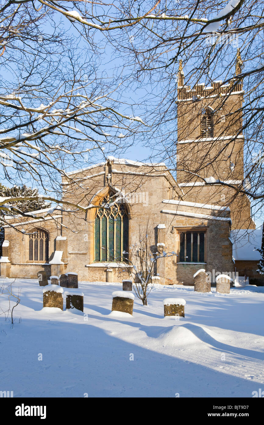 Winter Schnee auf St. Edwards Kirche in den Cotswolds Stadt Stow auf die würde, Gloucestershire Stockfoto
