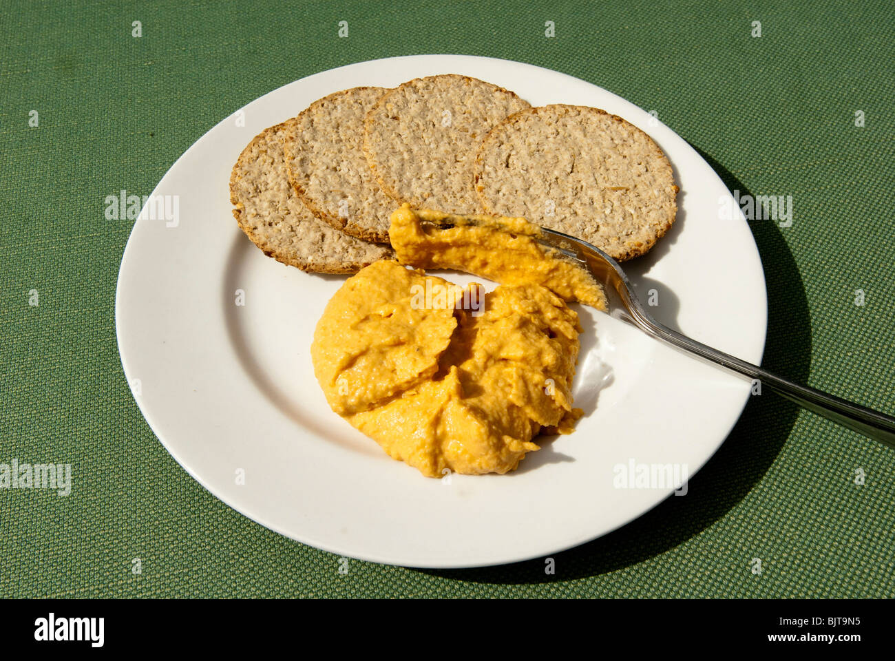 Ein Teller mit Humus mit Haferflocken Kekse und Gabel. Stockfoto