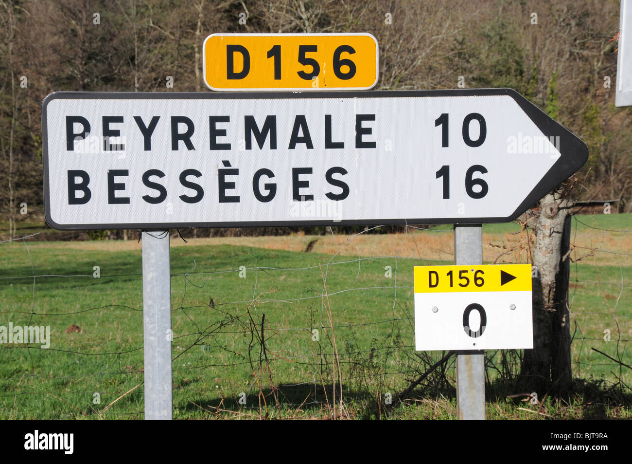 Kilometersteine, bis jetzt ikonischen am Straßenrand Marker in ganz Frankreich, wurden herausgerissen und durch Marker-Panels wie folgt ersetzt. Stockfoto