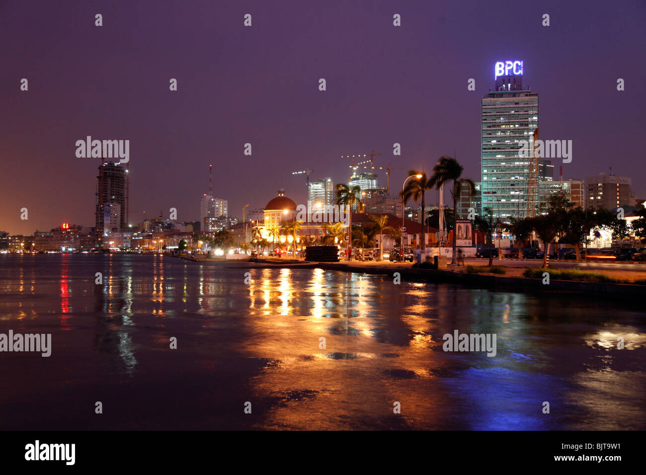 Angolas Hauptstadt Luanda die Skyline bei Nacht. Provinz Luanda, Angola. Afrika. Stockfoto