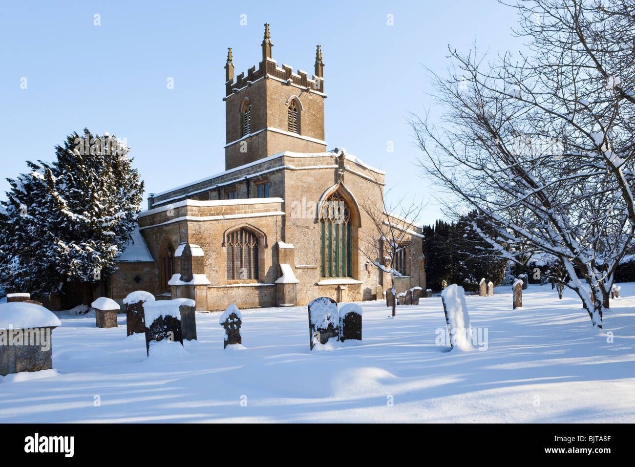 Winterschnee auf der St. Edwards Church in der Cotswold-Stadt Stow on the Wold, Gloucestershire, Großbritannien - Hinweis: „DIESES BILD DARF NICHT ALS BUCHCOVER LIZENZIERT werden“ Stockfoto