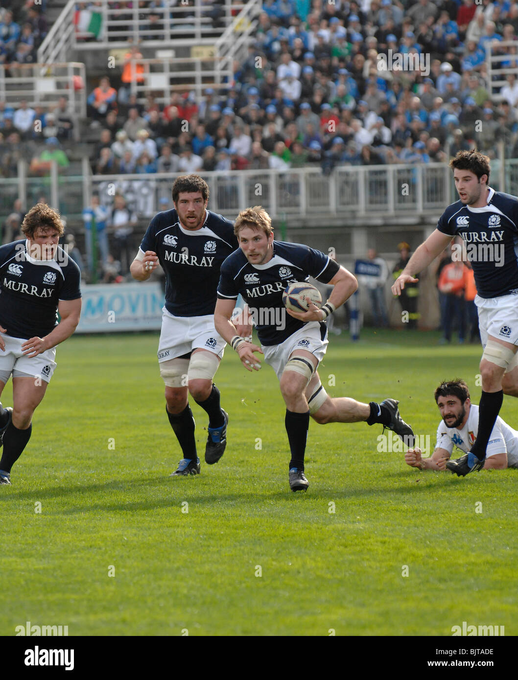 Schottland Rugby Kapitän Chris Cusiter laufen mit Ball Gasthaus sechs Nationen Spiel gegen Italien 2010. Stockfoto