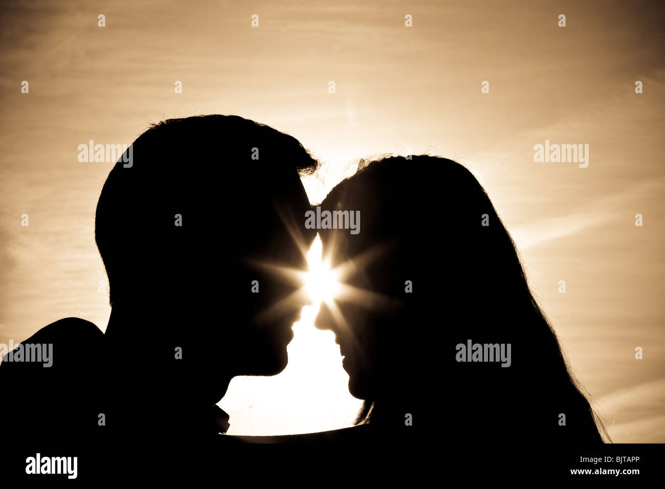 Romantisch zu zweit in Silhouette Hintergrundbeleuchtung bei Sonnenuntergang Stockfoto