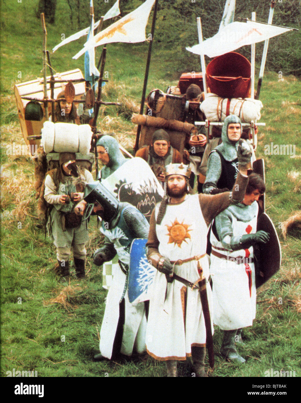 MONTY PYTHON und der Heilige Gral - 1975 EMI Film mit John Cleese rechts im Helm Stockfoto