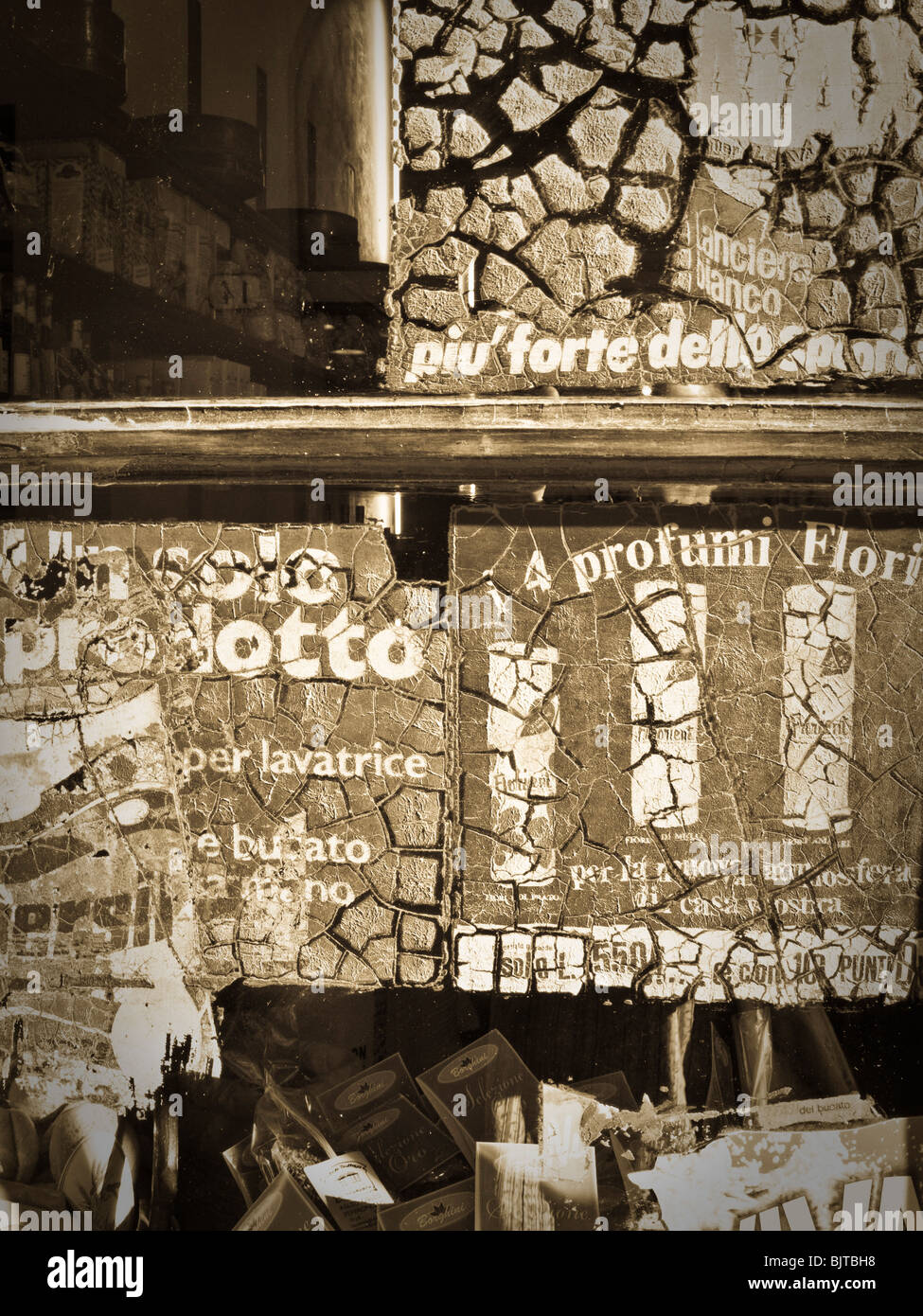 Lucca, Italien, alte Schaufenster Stockfoto