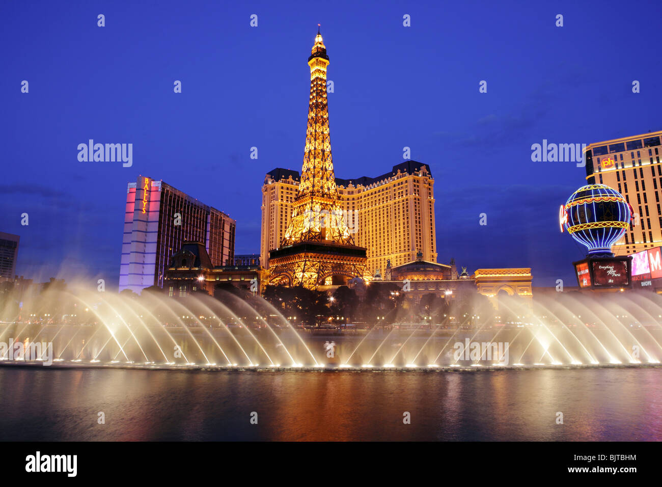 Bellagio Springbrunnen und Eiffelturm Replik auf Nacht-Las Vegas, Nevada, USA. Stockfoto
