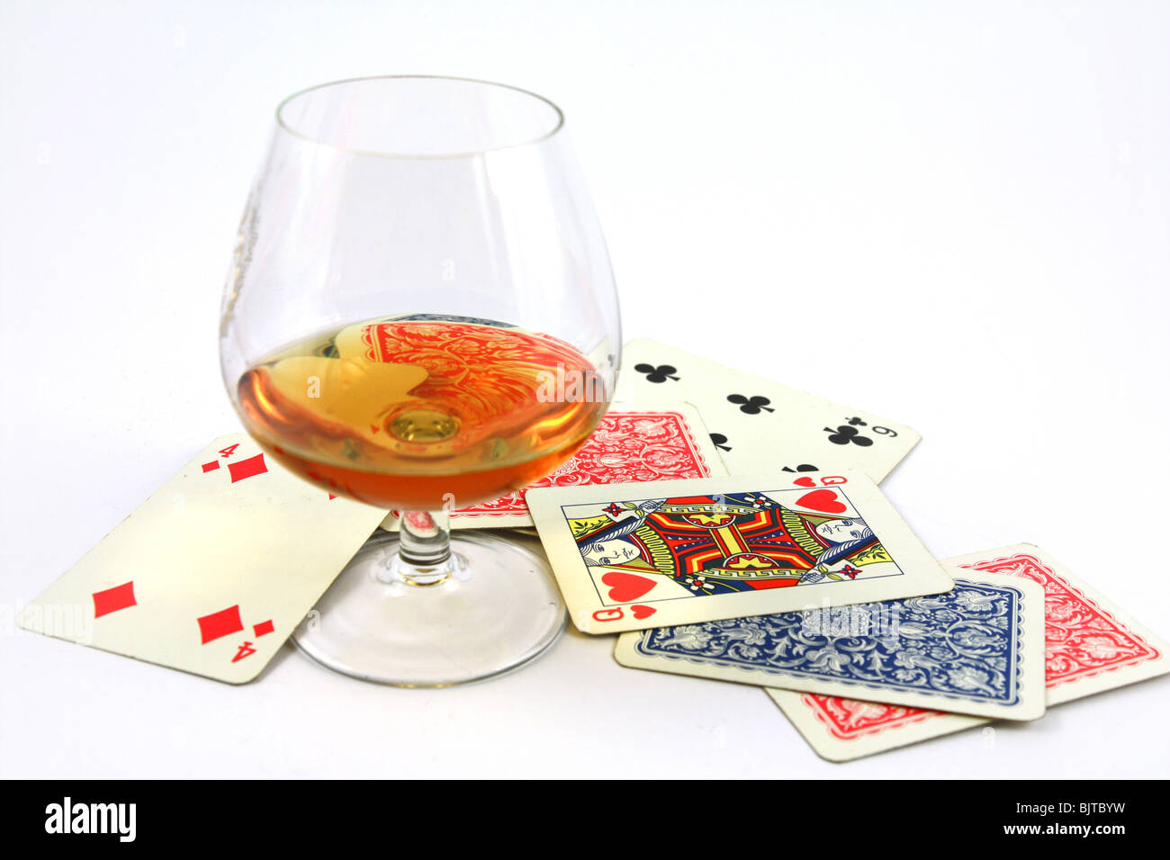 Spielkarten und Glas cognac Stockfoto