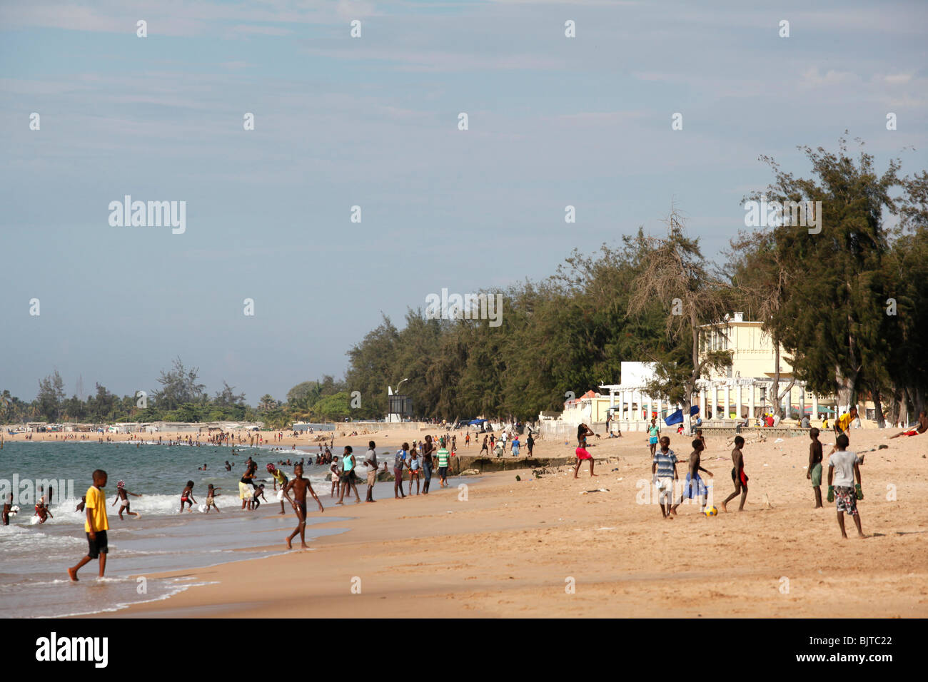 Menschen spielen und Spaziergang am Strand, Praia Morena, Benguela, Angola. Afrika. © Zute Lightfoot Stockfoto