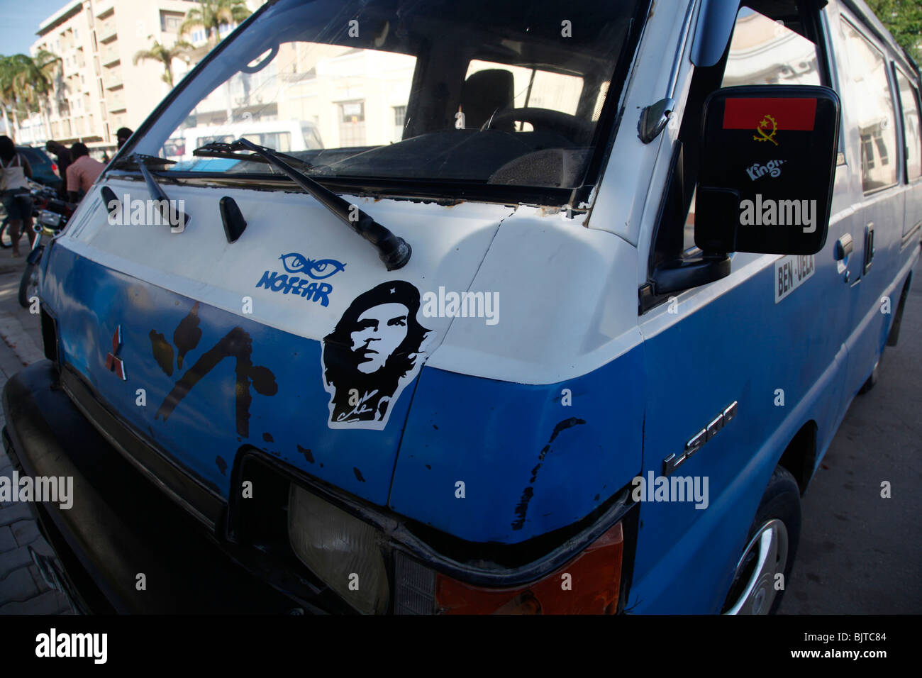 Ein Minibus-Taxi mit einem Aufkleber von der kubanischen Revolutionär Che Guevara und einen Aufkleber von der angolanischen Flagge. Benguela, Angola. Afrika Stockfoto