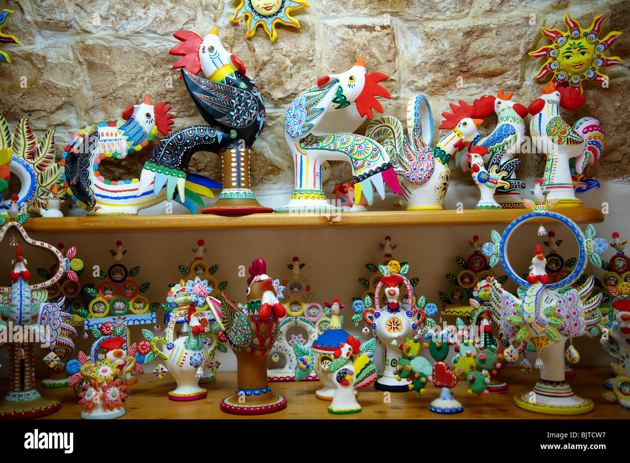 Pfeifen Shop La Botteca, Interieur. Kunstvolle traditionelle Volkskunst pfeift der Region. Alberobello, Apulien, Italien. Stockfoto