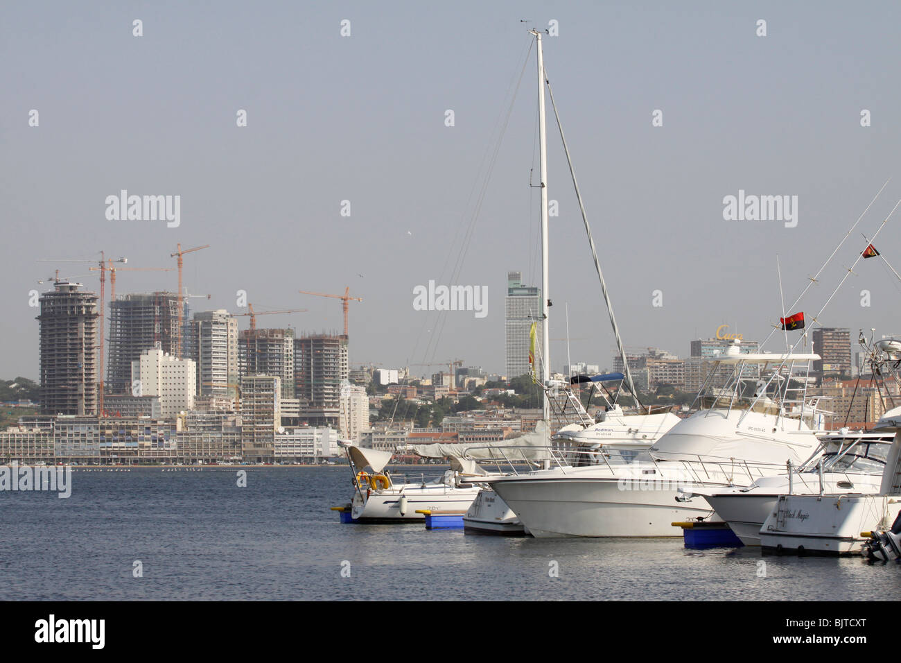 Sonangol Öl Sitz des Unternehmens gegenüber dem Hafen von der Ilha aus gesehen. Luanda. Angola. Afrika Stockfoto