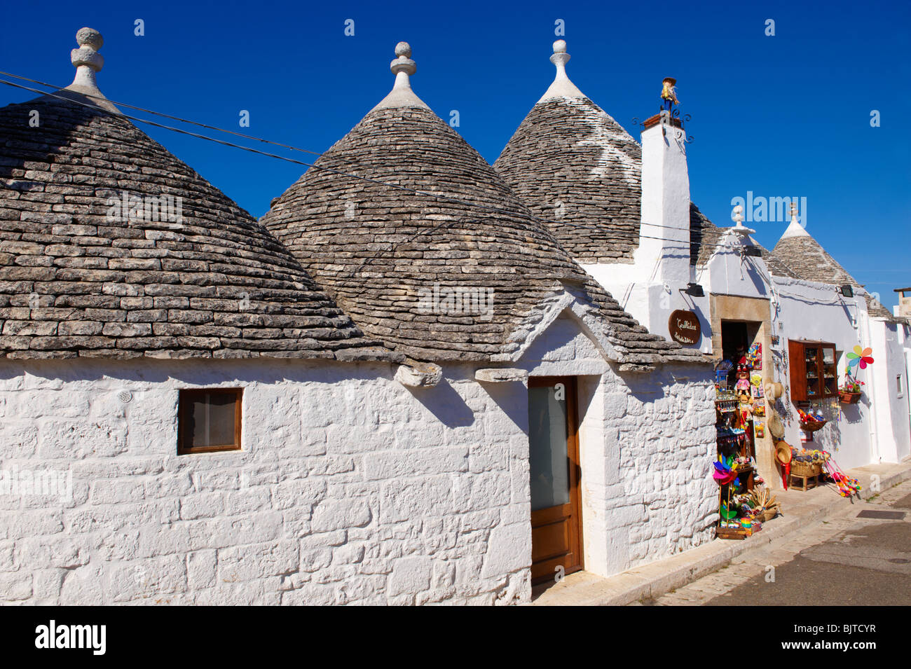 Trulli von Alberobello, Apulien, Italien beherbergt. Stockfoto